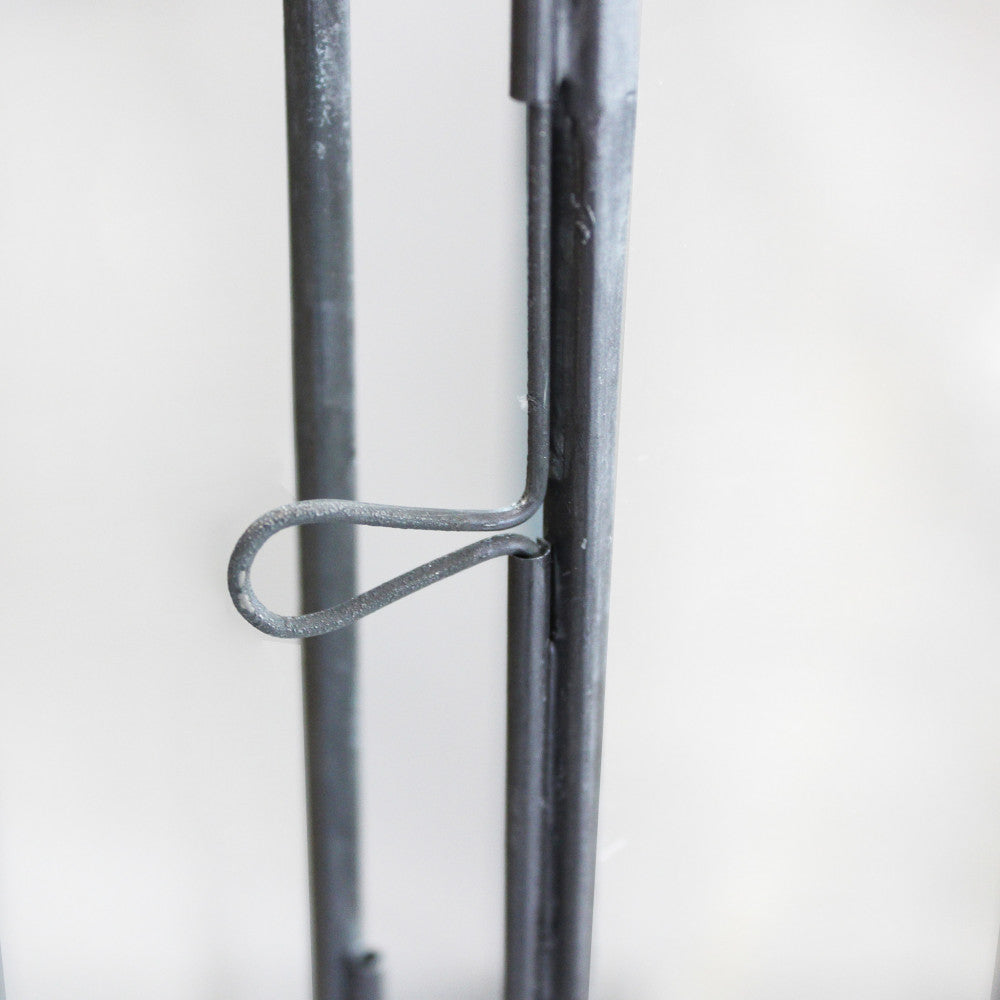 Particolare della maniglia superiore e del profilo in metallo della Lanterna Kaylin Grande