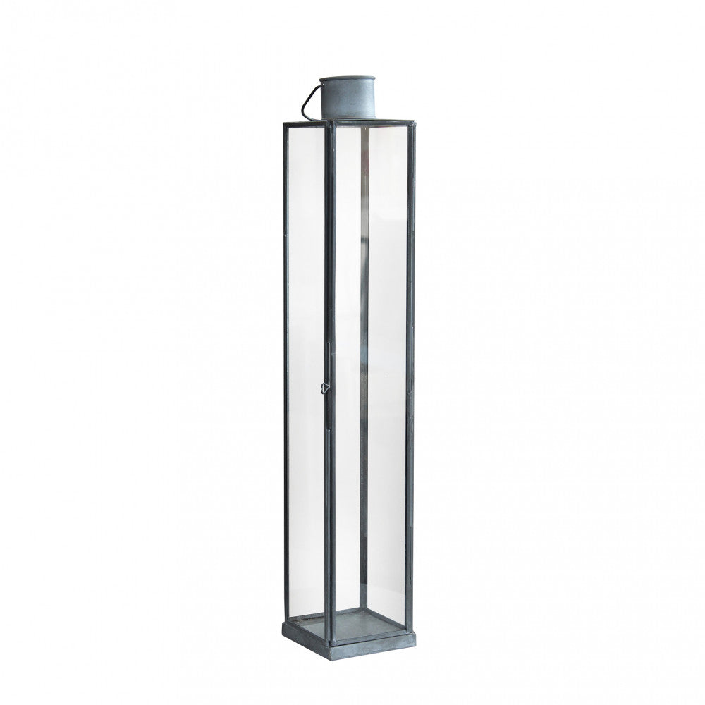 Lanterna Kaylin Media in metallo grigio in un ambiente esterno curato.