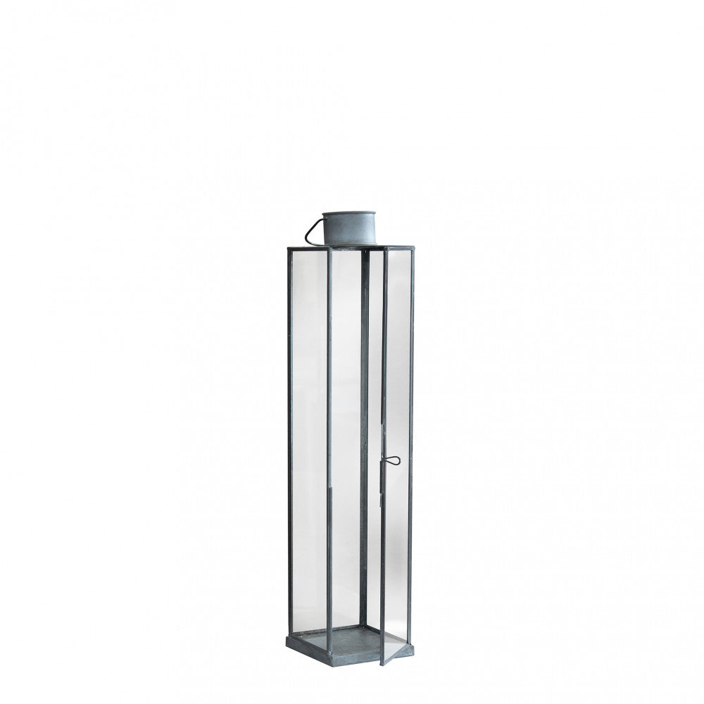 Lanterna Kaylin Piccola in metallo grigio in un ambiente con luce soffusa vista frontale sportello aperto