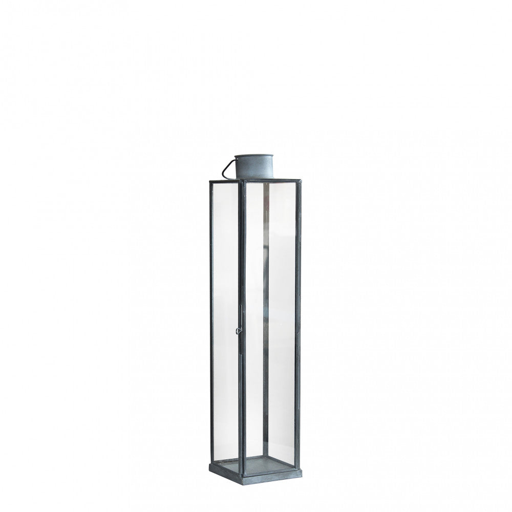 Lanterna Kaylin Piccola in metallo grigio in un ambiente con luce soffusa.