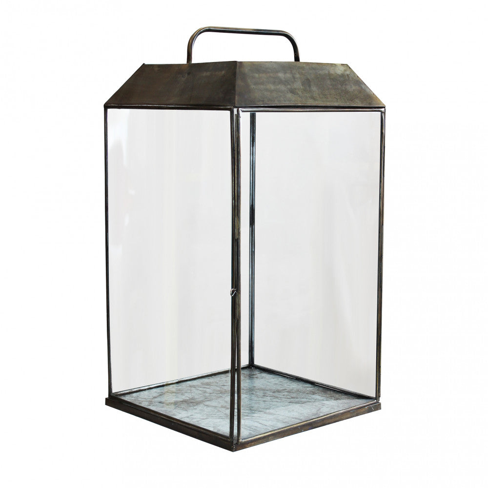 Lanterna Keisha Grande in metallo bronzo con candela accesa, per arredo esterno.