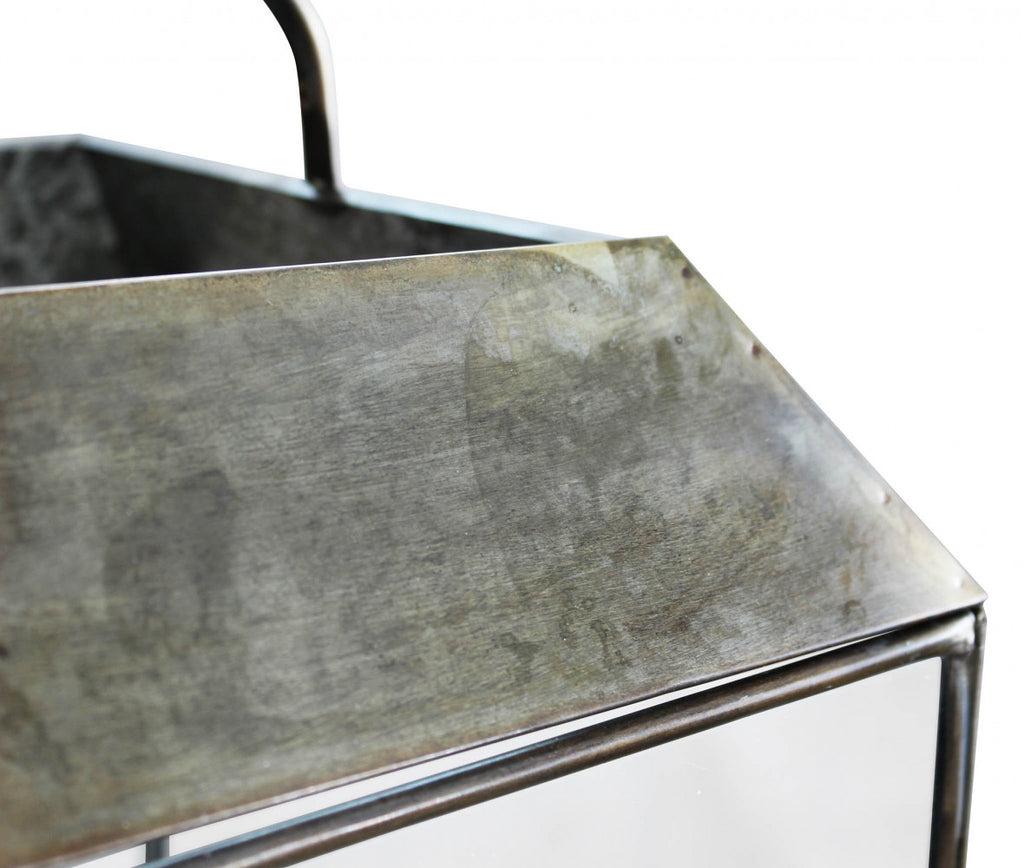 Primo piano ravvicinato della finitura in metallo bronzato sulla parte superiore, che mostra la texture materica e le sfumature di colore.