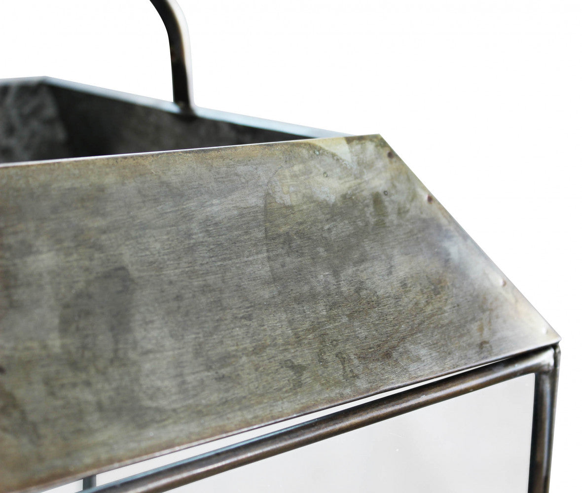 Primo piano ravvicinato della finitura in metallo bronzato sulla parte superiore, che mostra la texture materica e le sfumature di colore.