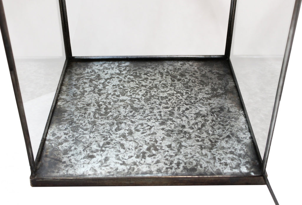 Lanterna Keisha Piccola accesa, usata come elemento decorativo su un balcone arredato dettaglio intenro