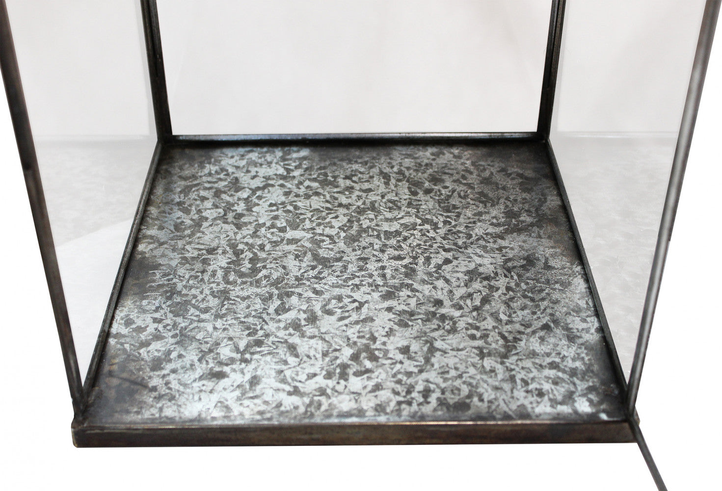 Lanterna Keisha Piccola accesa, usata come elemento decorativo su un balcone arredato dettaglio intenro