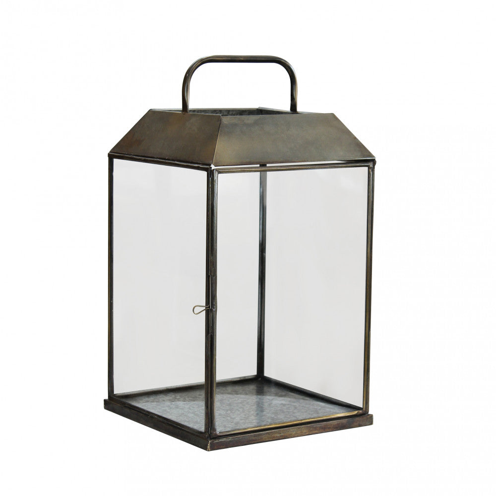 Lanterna Keisha Piccola in metallo bronzo su un tavolo.