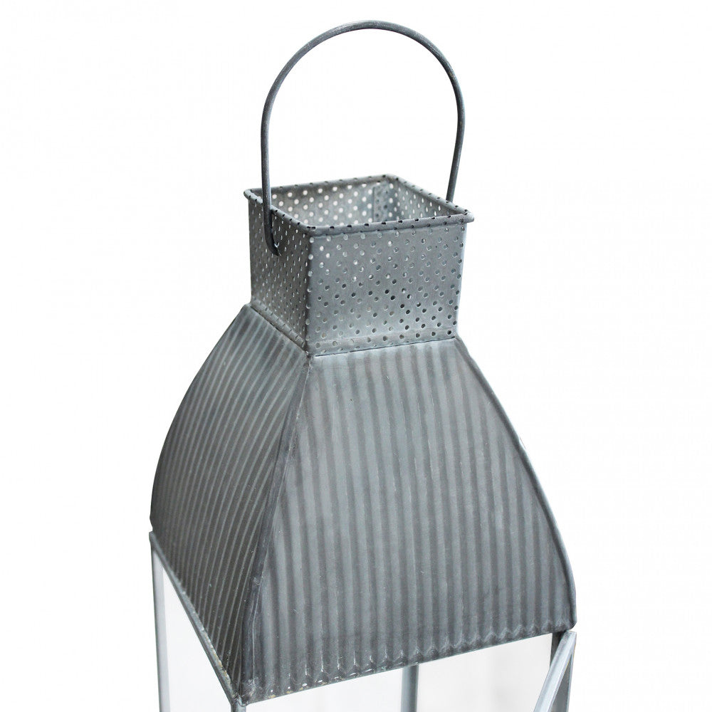 Lanterna Kendra Grande in metallo grigio in un ambiente esterno illuminato dettaglio maniglia