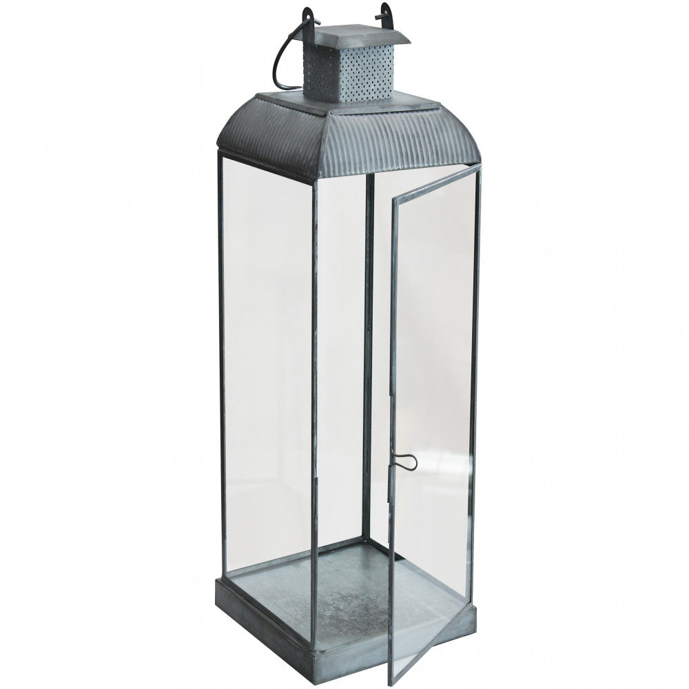 Lanterna Kylie Grande in metallo grigio, accesa in ambiente esterno vista frontale aperta