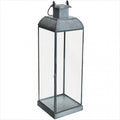 Lanterna Kylie Grande in metallo grigio, accesa in ambiente esterno.