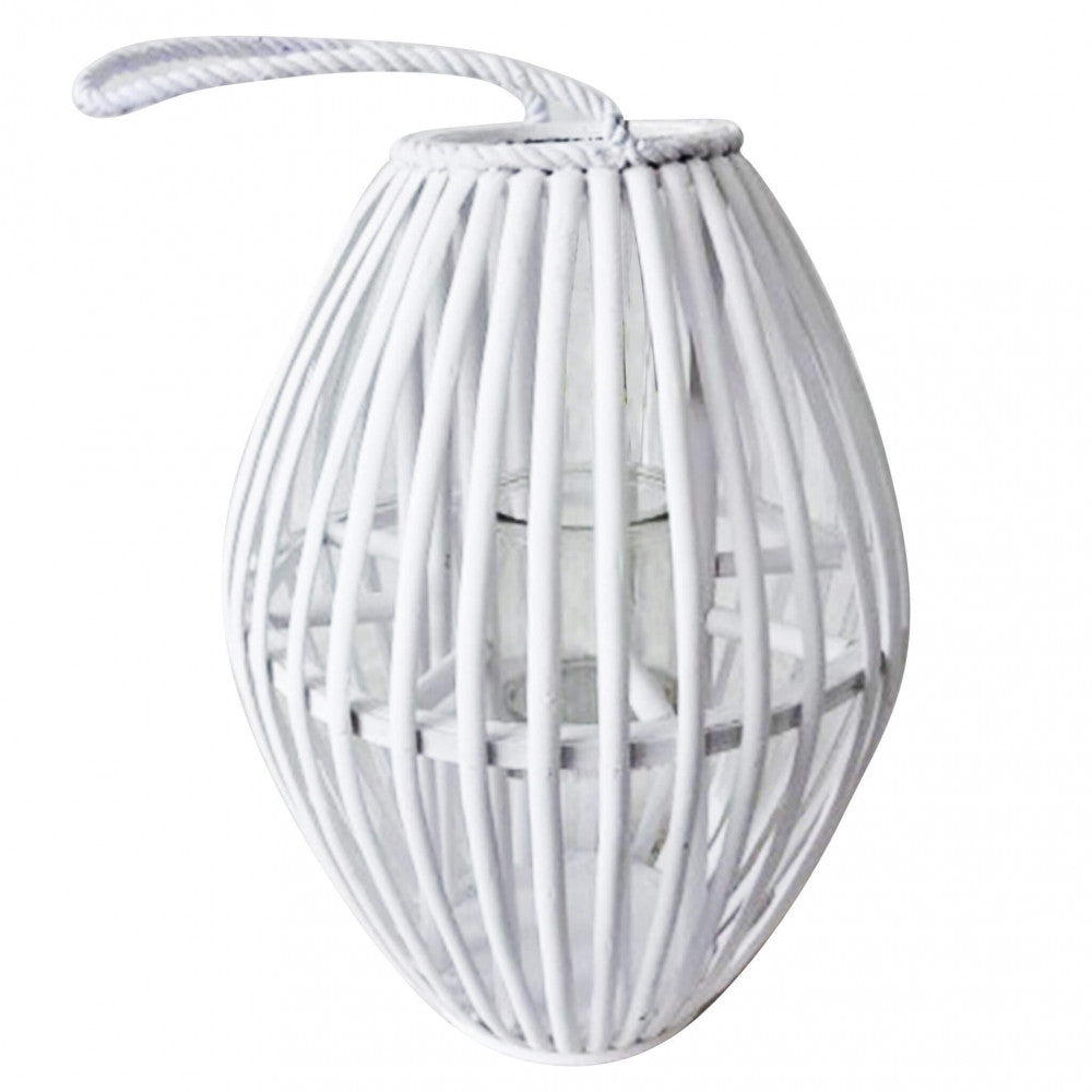 Lanterna Lucille alta 80 cm in vimini bianco in un ambiente esterno.