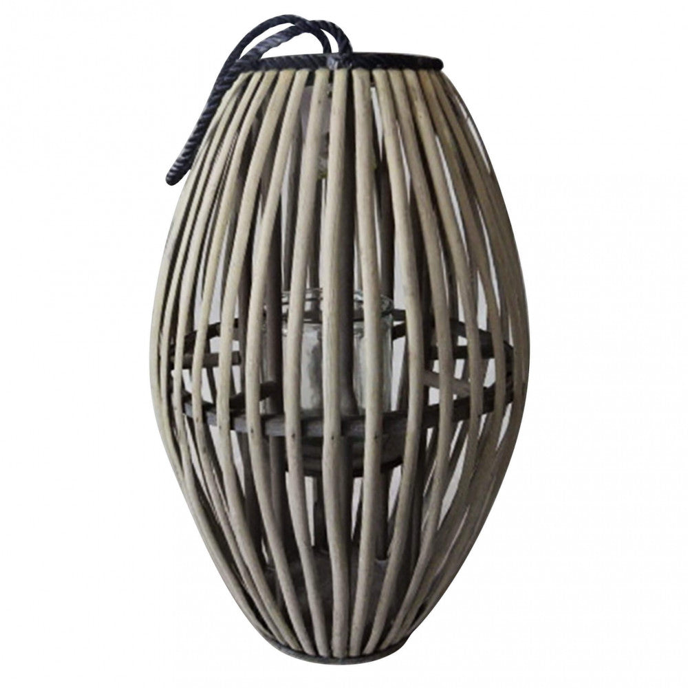 Lanterna Lucille alta 80 cm in vimini grigio, posizionata in un ambiente esterno.