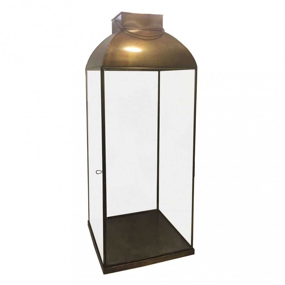 Dettaglio frontale della lanterna Pollie Grande in acciaio finitura ottone antico e pannelli in vetro trasparente isolata su sfondo bianco.