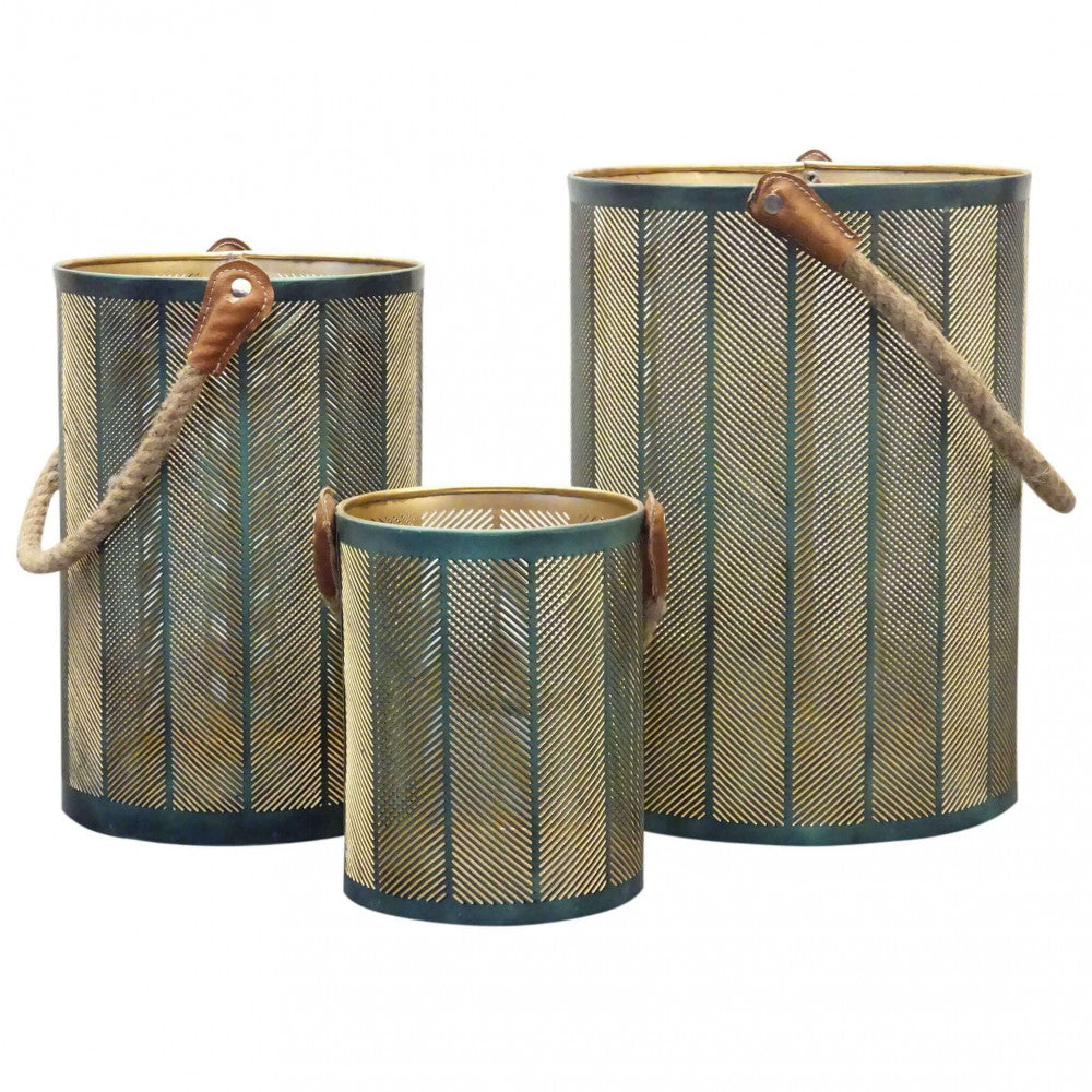 Set di Lanterne Chloé che creano un'atmosfera calda su una terrazza di sera.