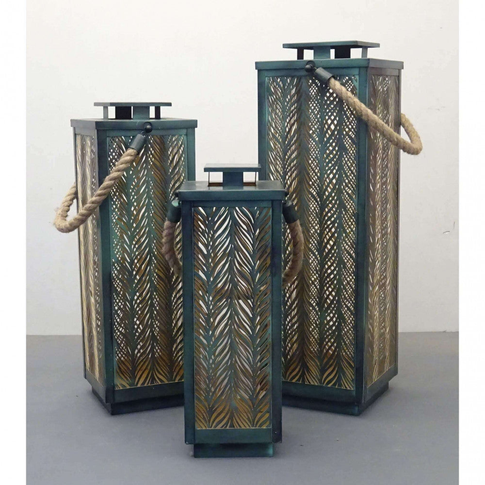 Lanterne Danielle in metallo usate in composizione su un terrazzo moderno.