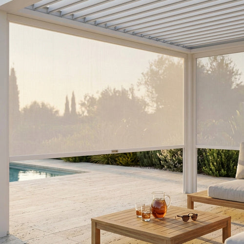 Dettaglio della tenda laterale da 3 metri integrata in una pergola bianca, con vista su una piscina e arredi outdoor di lusso.