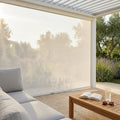 Dettaglio del pannello laterale in textilene bianco per pergola bioclimatica, che filtra la luce solare su un salotto da esterni.