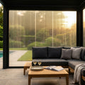 Vista frontale del Pannello Laterale GA802123-DGRE in PVC installato su una pergola bioclimatica, con un salotto outdoor elegante in primo piano.