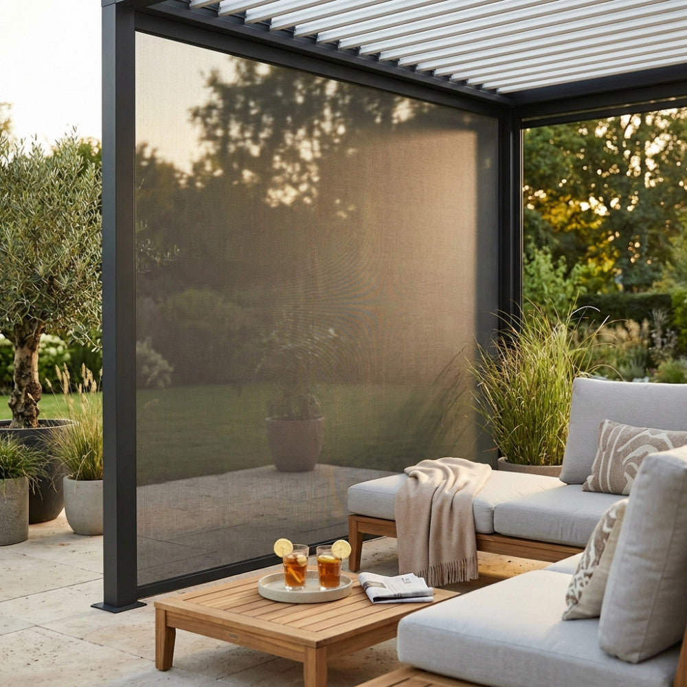 Pannello laterale in textilene grigio scuro per pergola bioclimatica, installato in un giardino elegante con arredi outdoor.