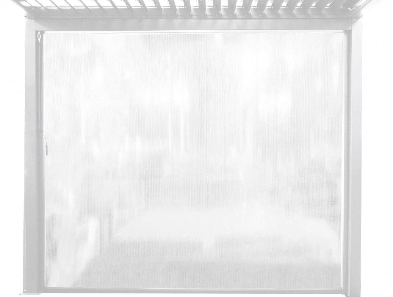 Dettaglio frontale della tenda laterale in PVC microforato completamente abbassata, che mostra la texture traslucida.