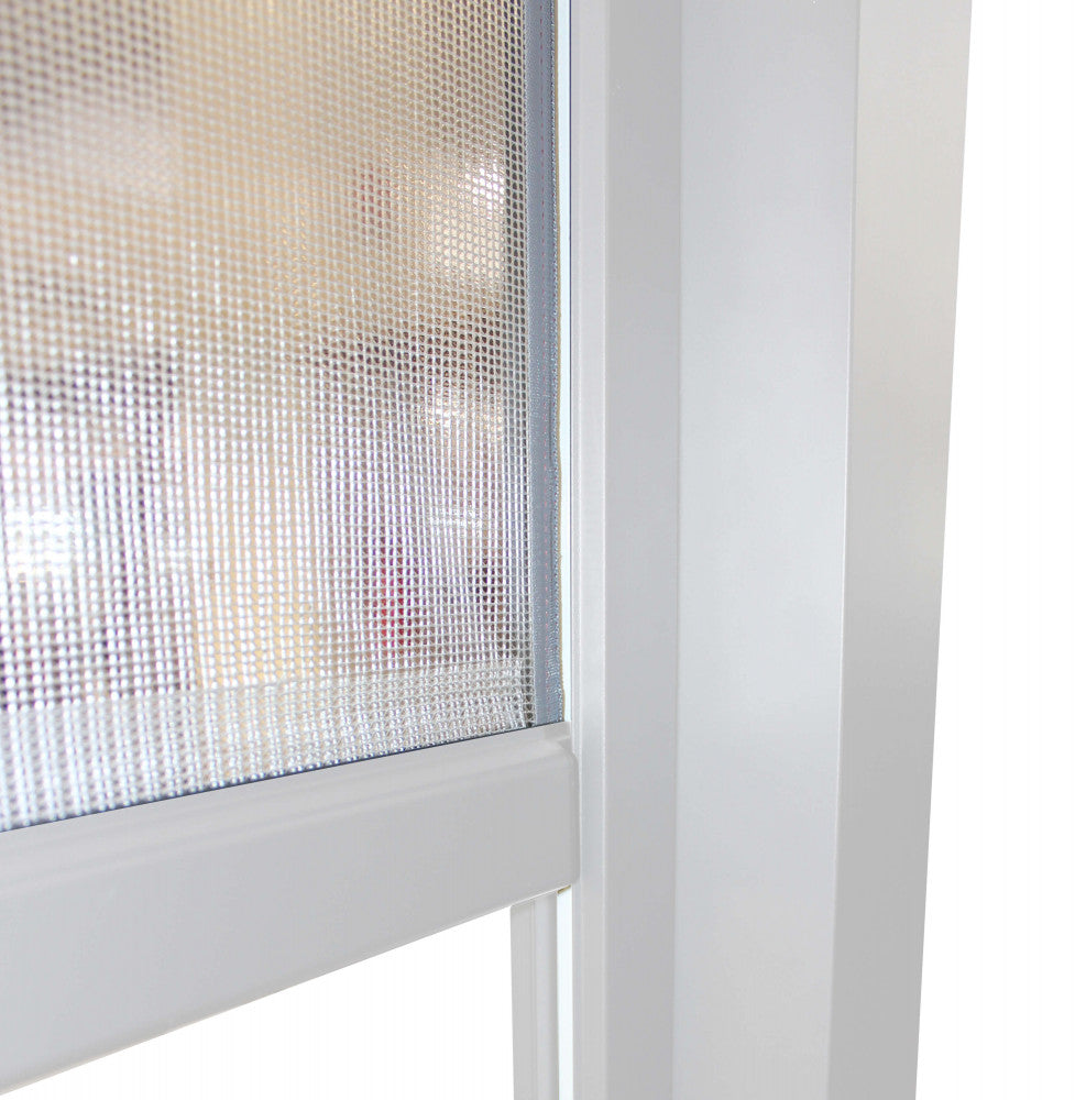 Primo piano del telaio in metallo bianco e della rete in PVC premium, evidenziando la precisione dei dettagli costruttivi.
