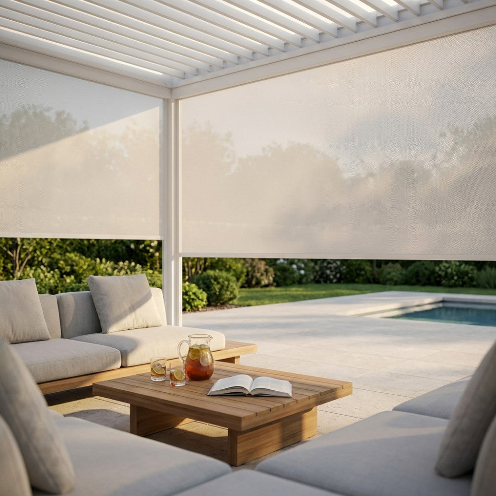 Tenda laterale bianca in textilene abbassata su una pergola bioclimatica a bordo piscina.