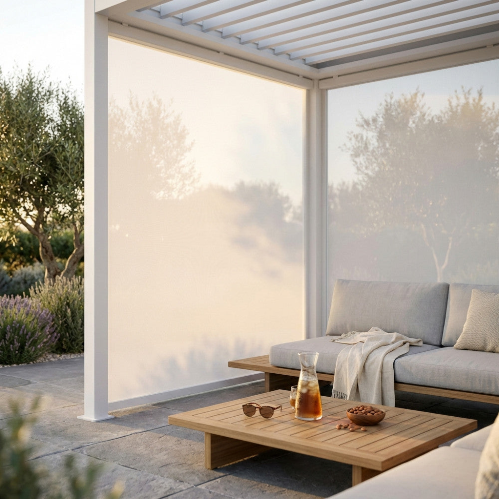 Dettaglio della schermatura solare in alluminio e textilene bianco in un giardino mediterraneo.