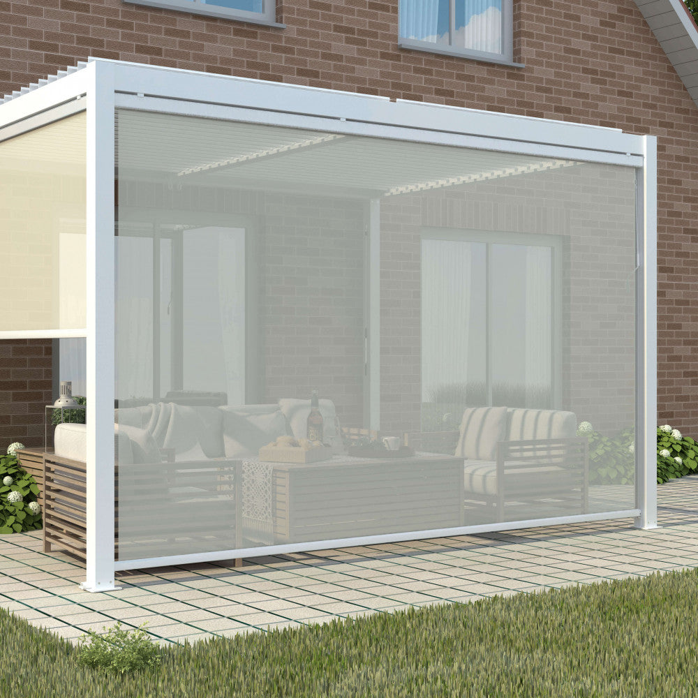 Tenda laterale installata su una pergola addossata a una parete in mattoni con arredi outdoor.
