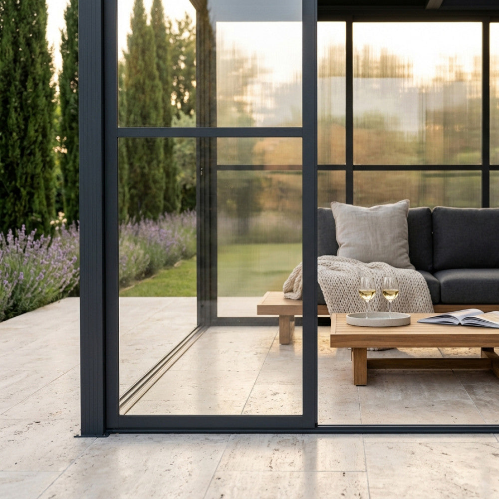 Dettaglio del pannello laterale in policarbonato grigio scuro per gazebo, che mostra la texture traslucida e il telaio robusto con vista su un giardino curato.
