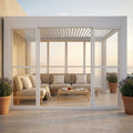 Pannello laterale in policarbonato bianco per pergola bioclimatica, installato in un patio elegante con arredi neutri.