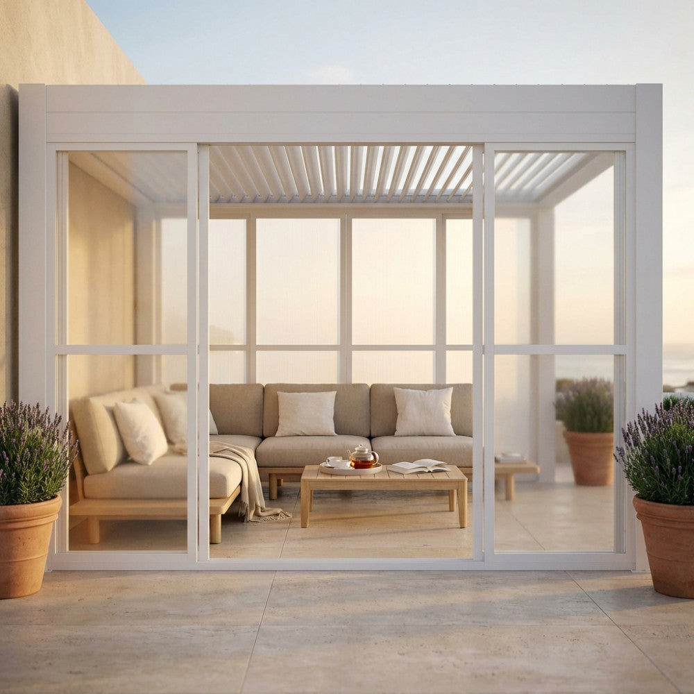 Pannello laterale in policarbonato bianco per pergola bioclimatica, installato in un patio elegante con arredi neutri.