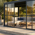 Gazebo laterale in policarbonato grigio scuro per pergola bioclimatica, vista esterna con salotto in teak illuminato dalla luce del tramonto.