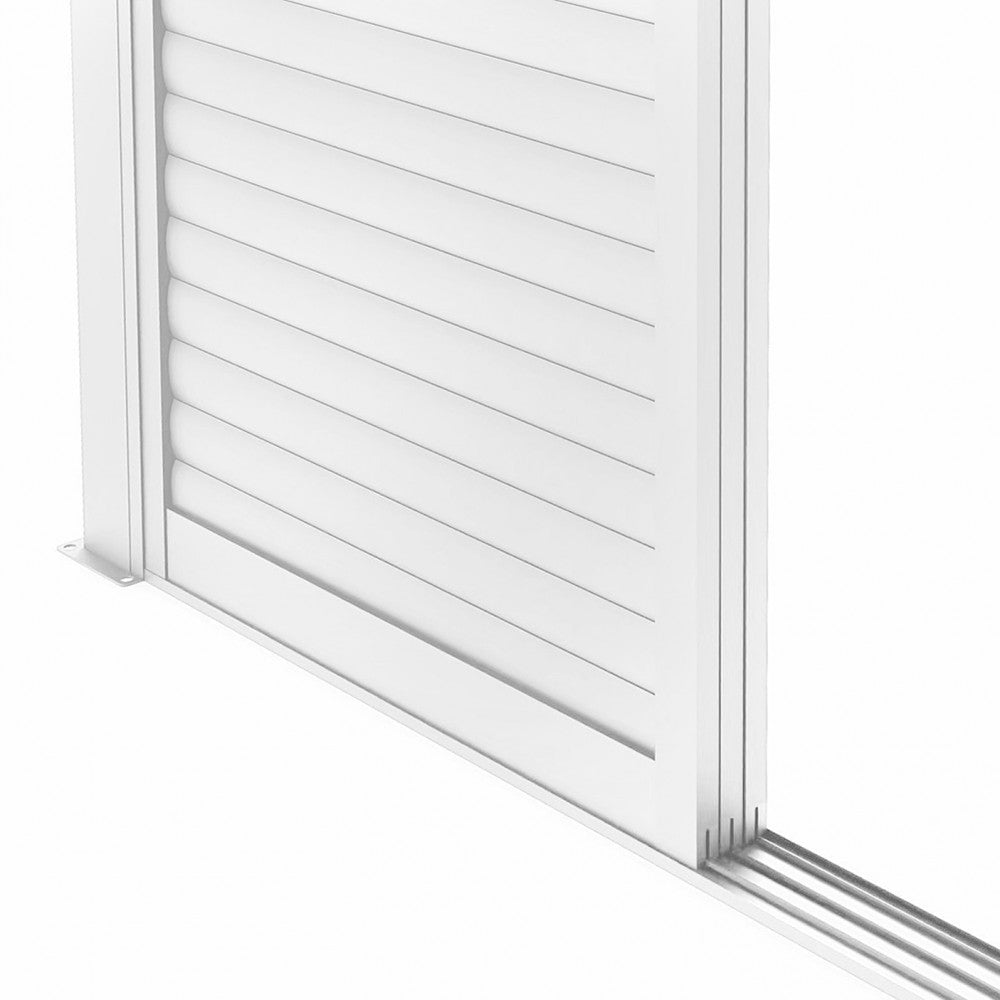 Primo piano del binario di scorrimento inferiore e delle lamelle in alluminio bianco, che mostra la precisione costruttiva.