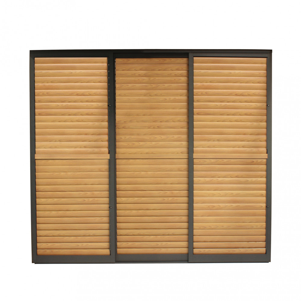 Pannello scorrevole a tre moduli con lamelle in alluminio finitura legno, mostrato completamente chiuso su sfondo bianco.