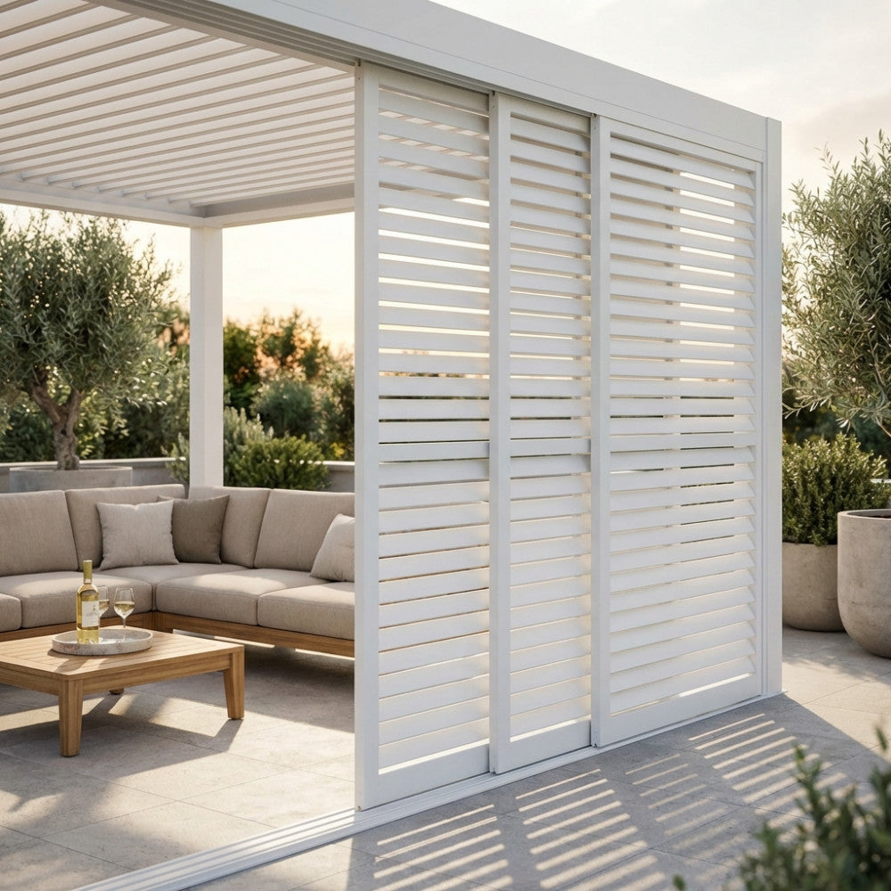 Pannello laterale scorrevole in alluminio bianco installato su pergola bioclimatica con area lounge.