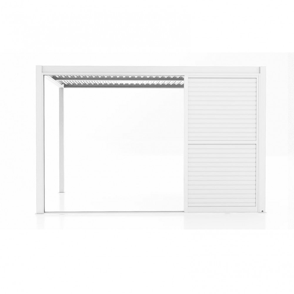 Pergola bioclimatica con pannello laterale parzialmente aperto, mostrando il meccanismo di scorrimento fluido.