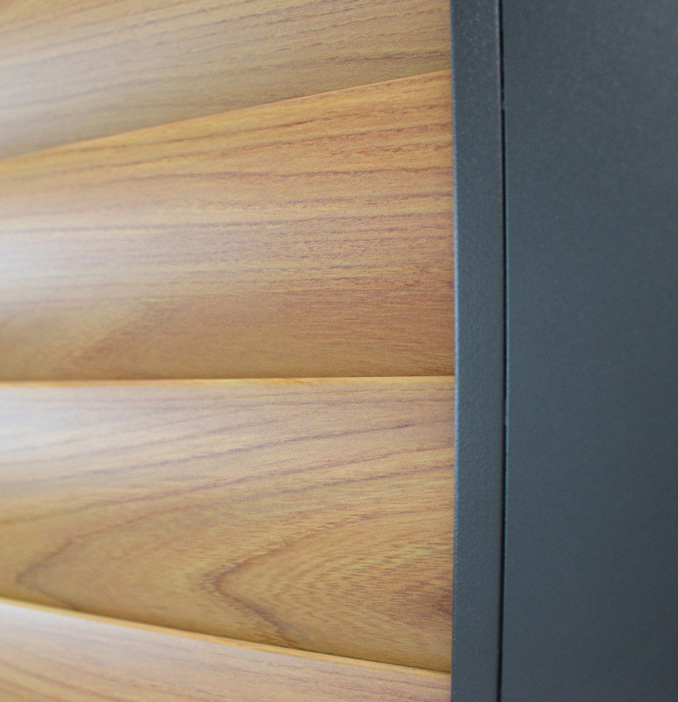Primo piano della texture in alluminio marrone effetto legno e del telaio grigio antracite.