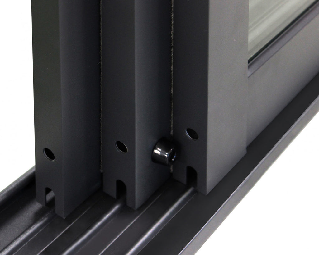 Pergola bioclimatica con laterale scorrevole in vetro antracite 3m installato per protezione e vista by Albert