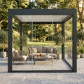 Vista frontale del laterale in vetro per pergola bioclimatica da 3 metri, integrato in un lussuoso giardino moderno.