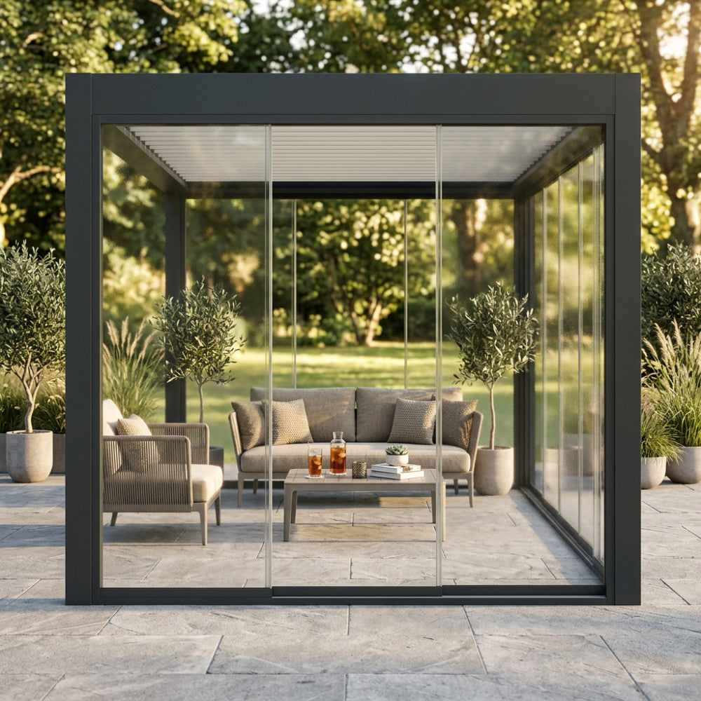 Vista frontale del laterale in vetro per pergola bioclimatica da 3 metri, integrato in un lussuoso giardino moderno.