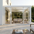 Vista frontale del laterale in vetro per pergola bioclimatica in alluminio bianco, aperto su un giardino moderno.