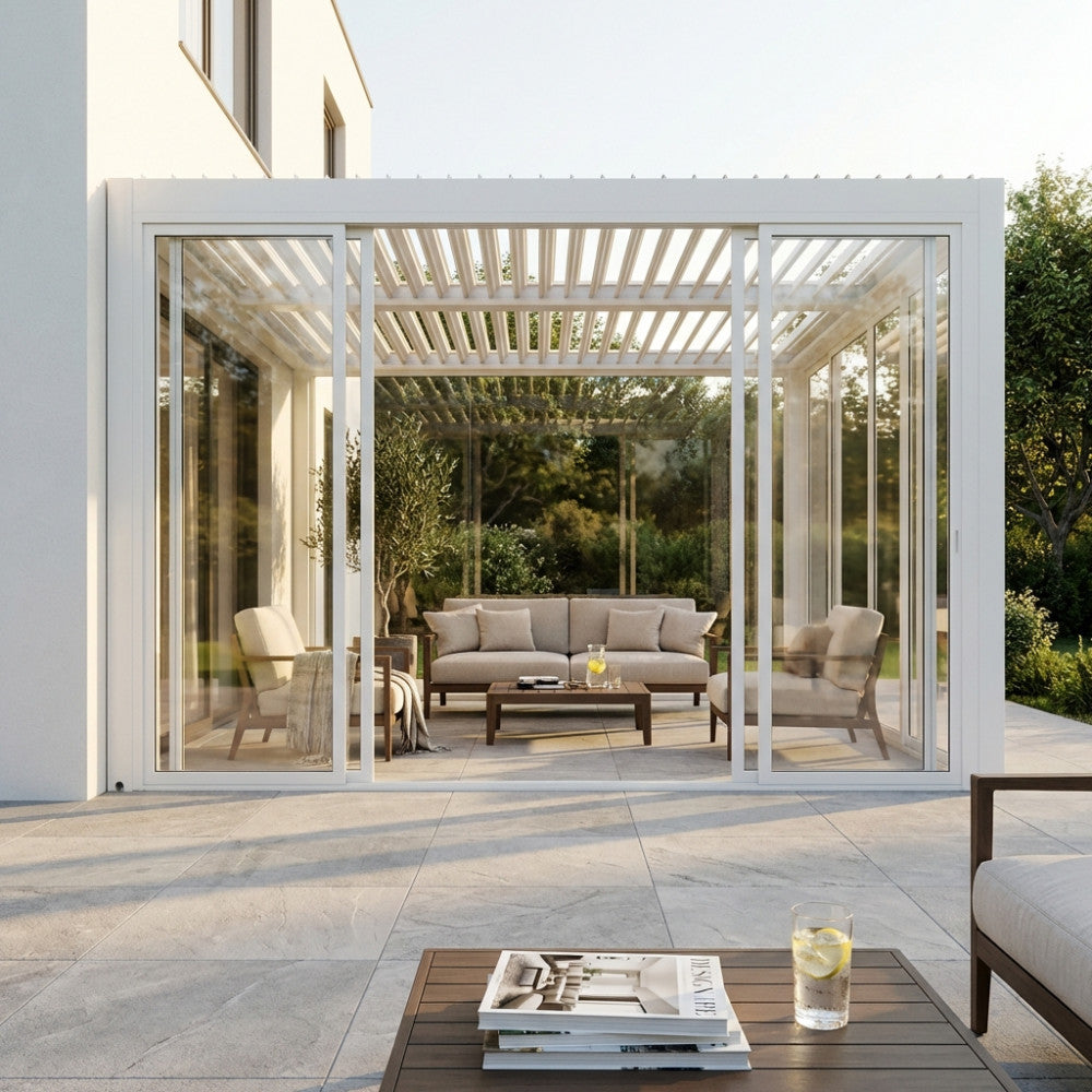 Vista frontale del laterale in vetro per pergola bioclimatica in alluminio bianco, aperto su un giardino moderno.