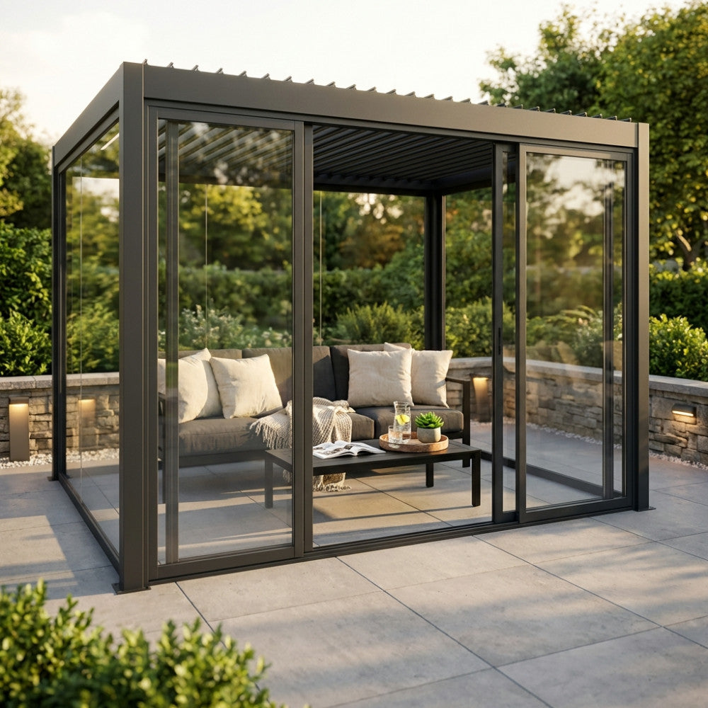 Dettaglio del laterale in vetro per pergola da 4 metri, che mostra la trasparenza e la solidità del telaio in alluminio moderno.