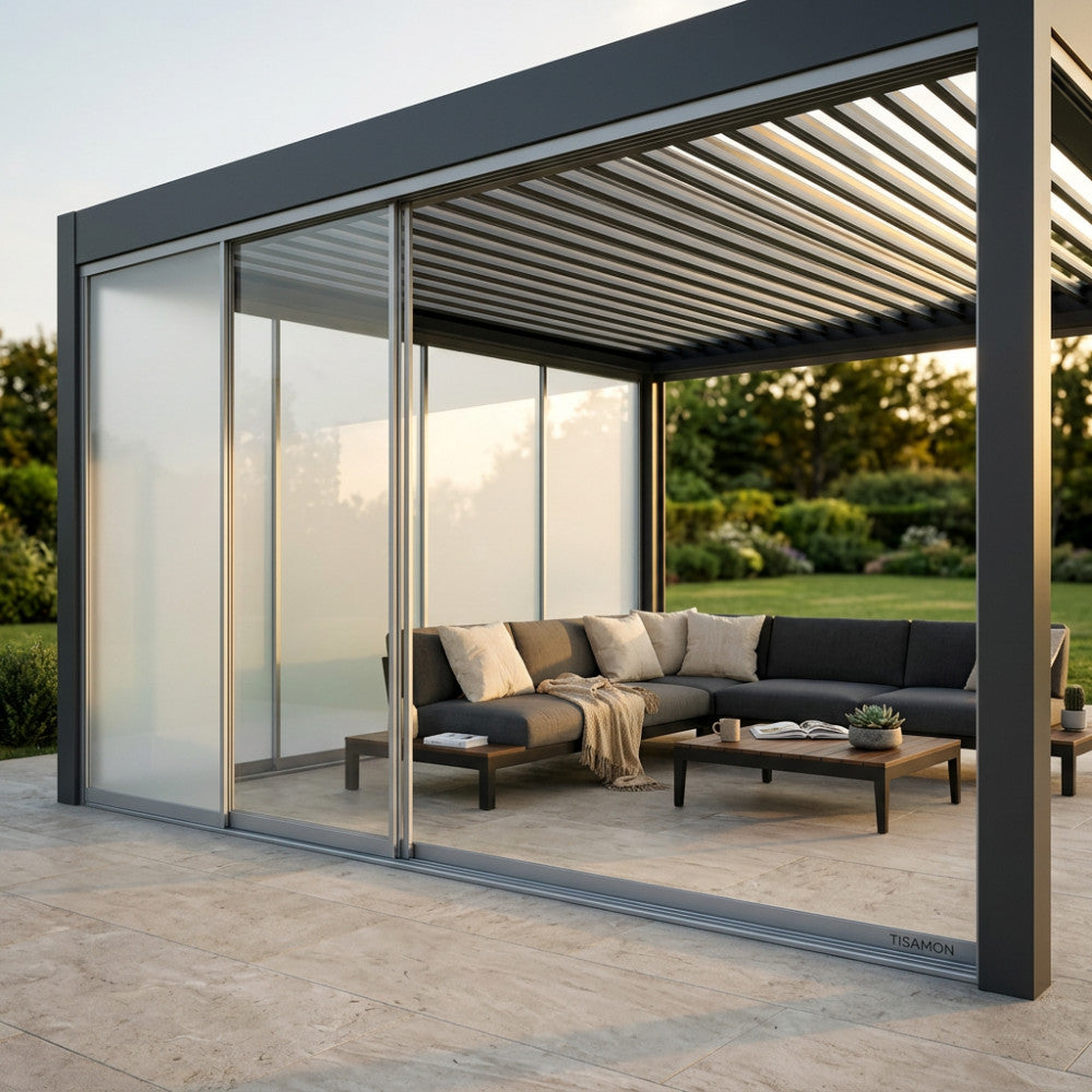 Pergola bioclimatica moderna con laterale in vetro bianco scorrevole, immersa in un giardino lussuoso con arredi lounge.