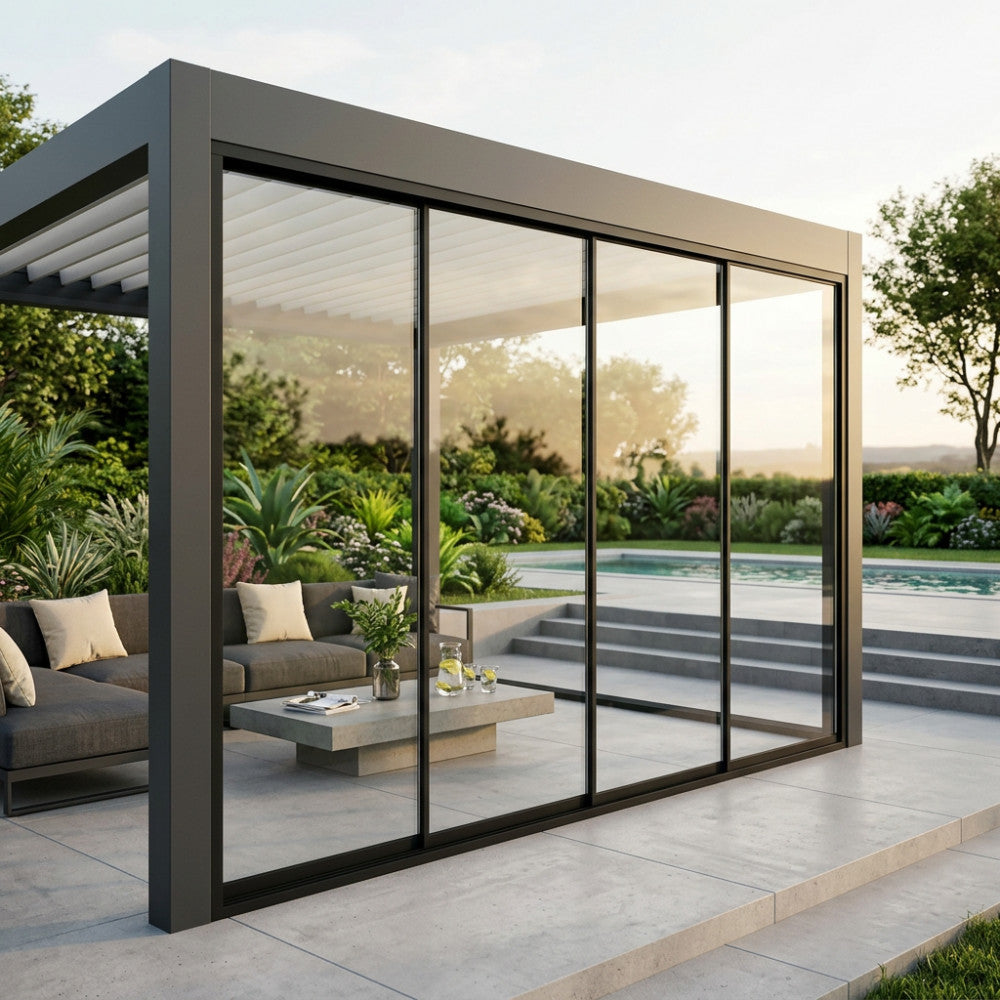Primo piano delle porte scorrevoli in vetro premium su una pergola grigio scuro, che riflettono un giardino sereno e una piscina.