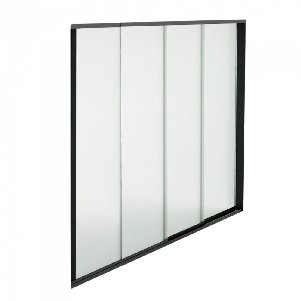 Prospettiva angolata del moderno sistema di chiusura in vetro a quattro pannelli, che evidenzia l'elegante binario e telaio grigio scuro.