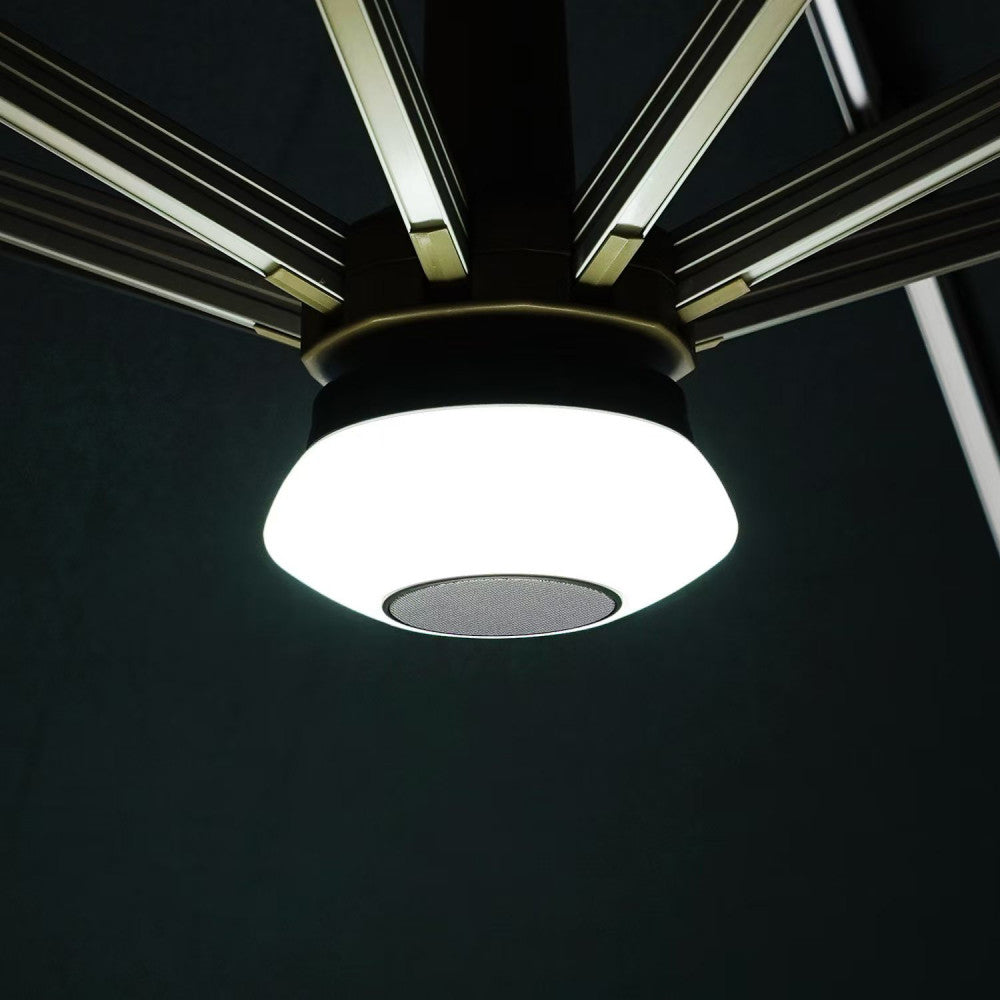 Vista dal basso della copertura dell'ombrellone illuminata dalla luce LED Newton contro il cielo serale.