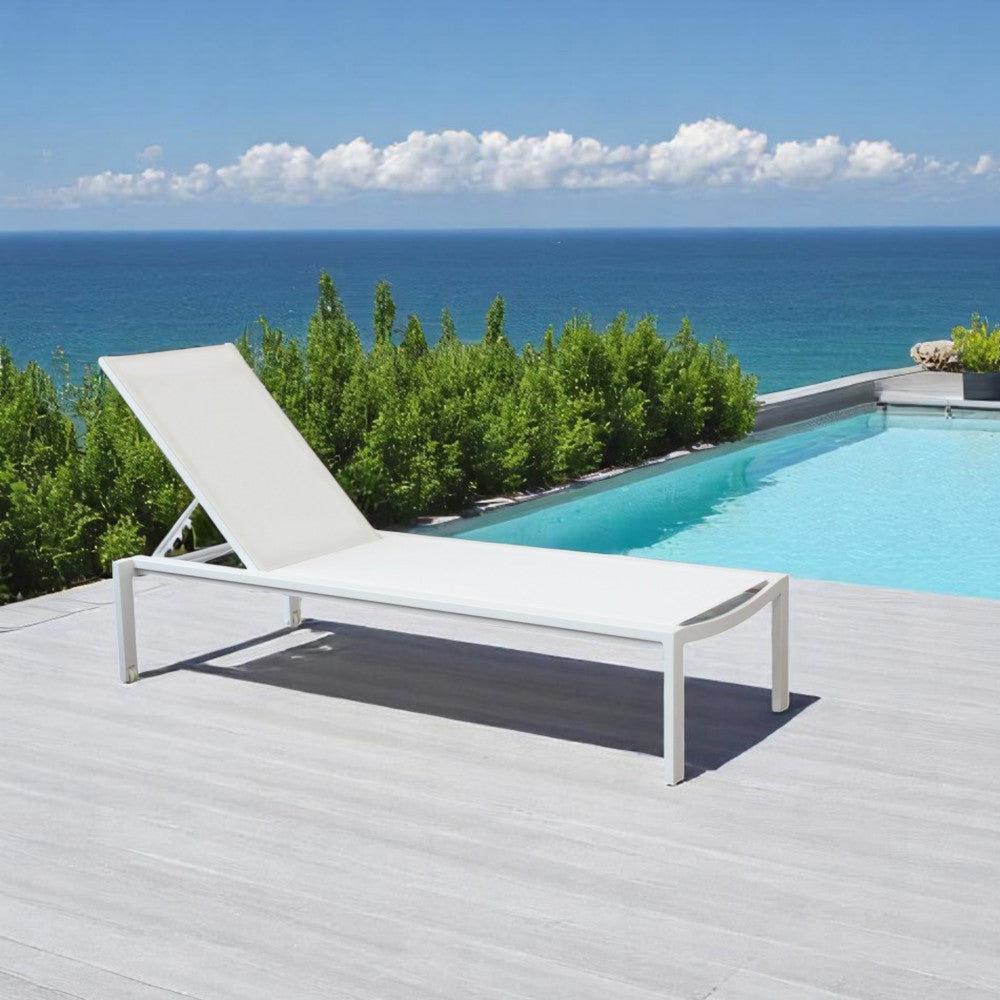 Lettino bianco posizionato su una terrazza in legno vista mare.