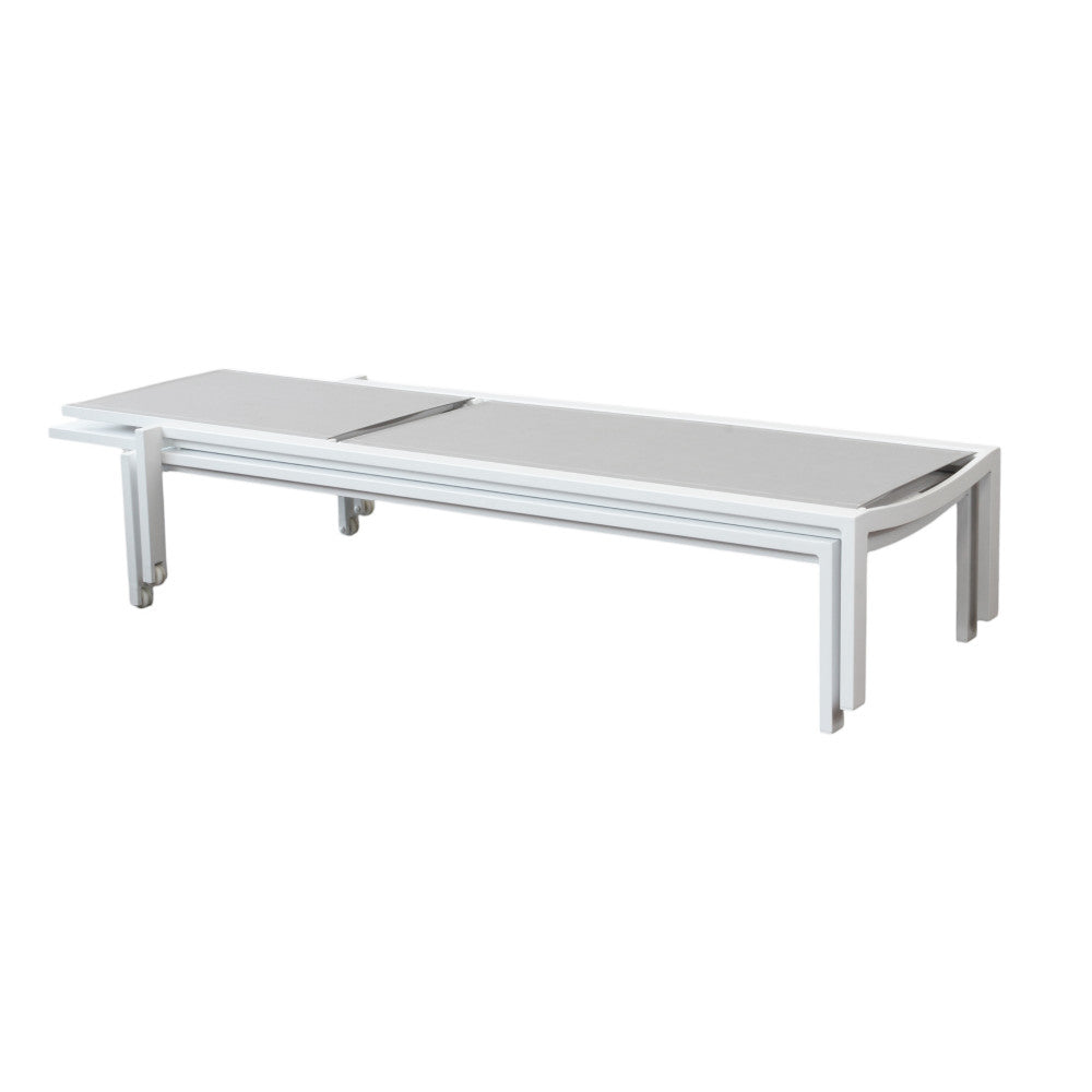 Due lettini prendisole Belfast impilati per ottimizzare lo spazio outdoor.