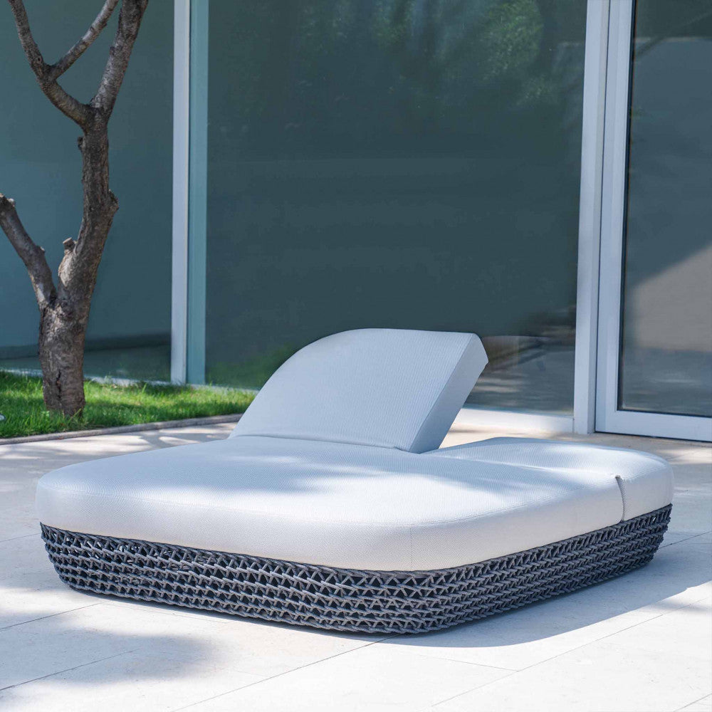 Lettino Da Esterno Lafayette 2 Posti con struttura in alluminio e rivestimento in corde grigie, completo di cuscini.