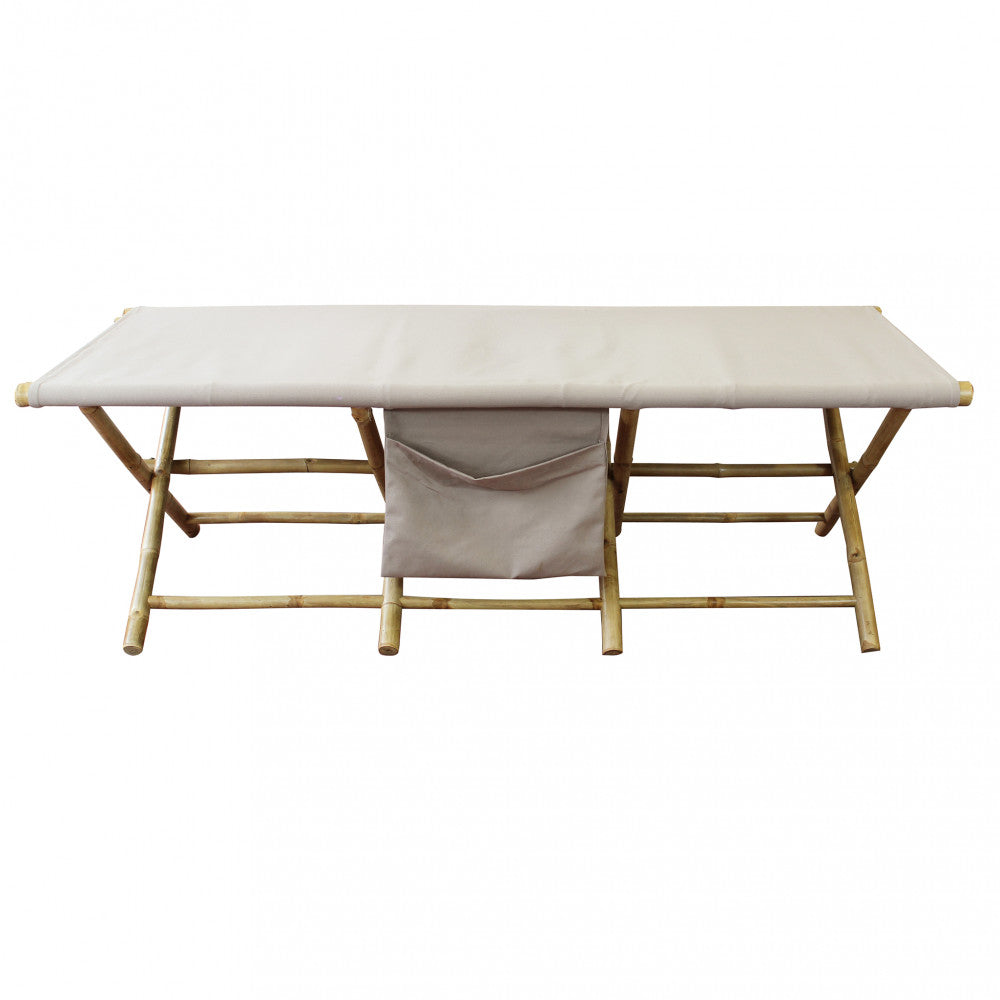 Lettino da giardino Bacardi che mostra la sua struttura rettangolare e l'aspetto naturale del legno.